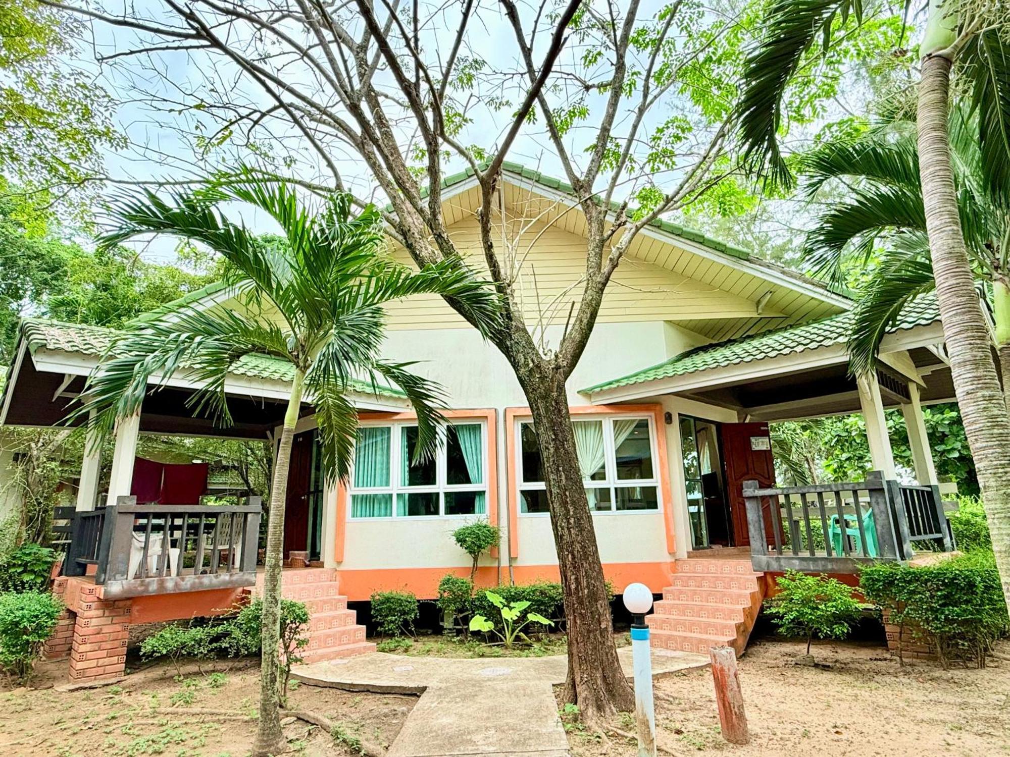 Lanta Palm Beach Resort , Beach Bungalow - Ko Lanta Exterior foto
