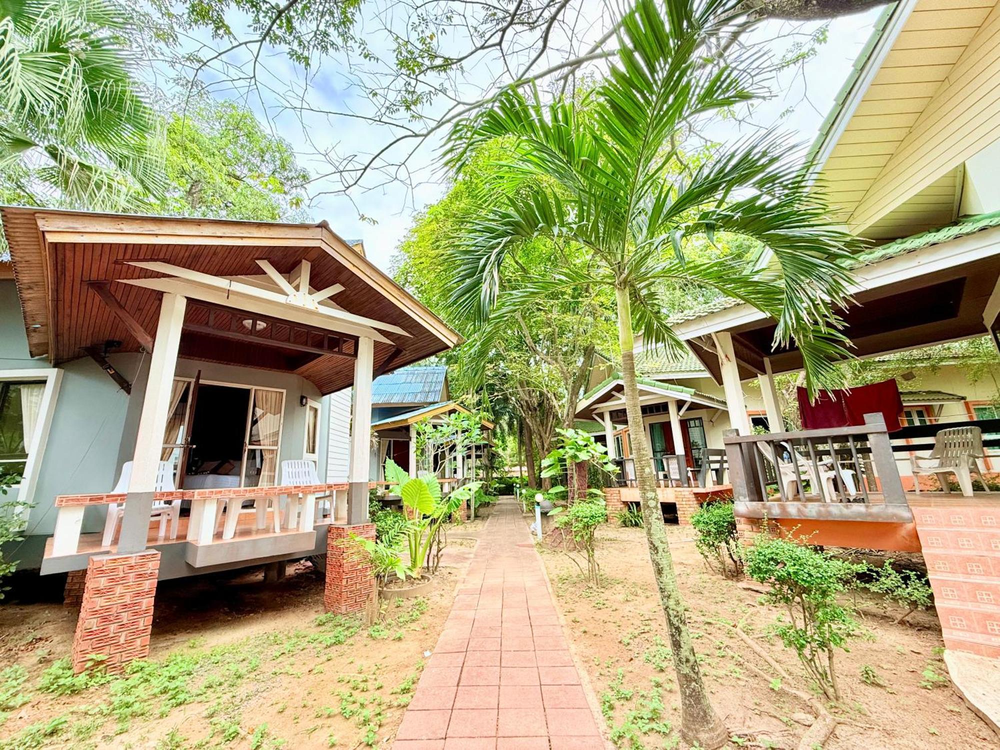 Lanta Palm Beach Resort , Beach Bungalow - Ko Lanta Exterior foto
