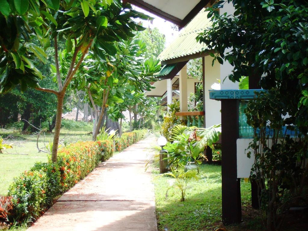 Lanta Palm Beach Resort , Beach Bungalow - Ko Lanta Exterior foto