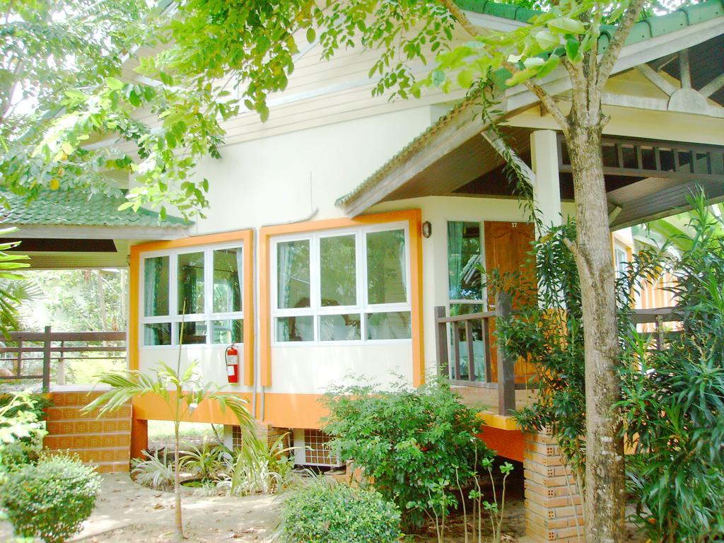 Lanta Palm Beach Resort , Beach Bungalow - Ko Lanta Exterior foto