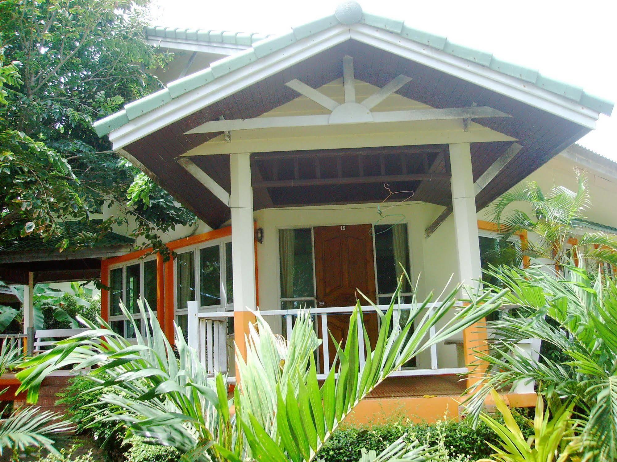 Lanta Palm Beach Resort , Beach Bungalow - Ko Lanta Exterior foto